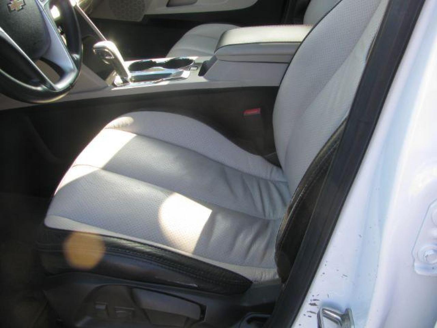 2011 White Chevrolet Equinox 1LT 2WD (2GNALDEC5B1) with an 2.4L L4 DOHC 16V engine, 6-Speed Automatic transmission, located at 2443 Albert Pike, Hot Springs, AR, 71913, (501) 623-6255, 34.492222, -93.109993 - Photo#8