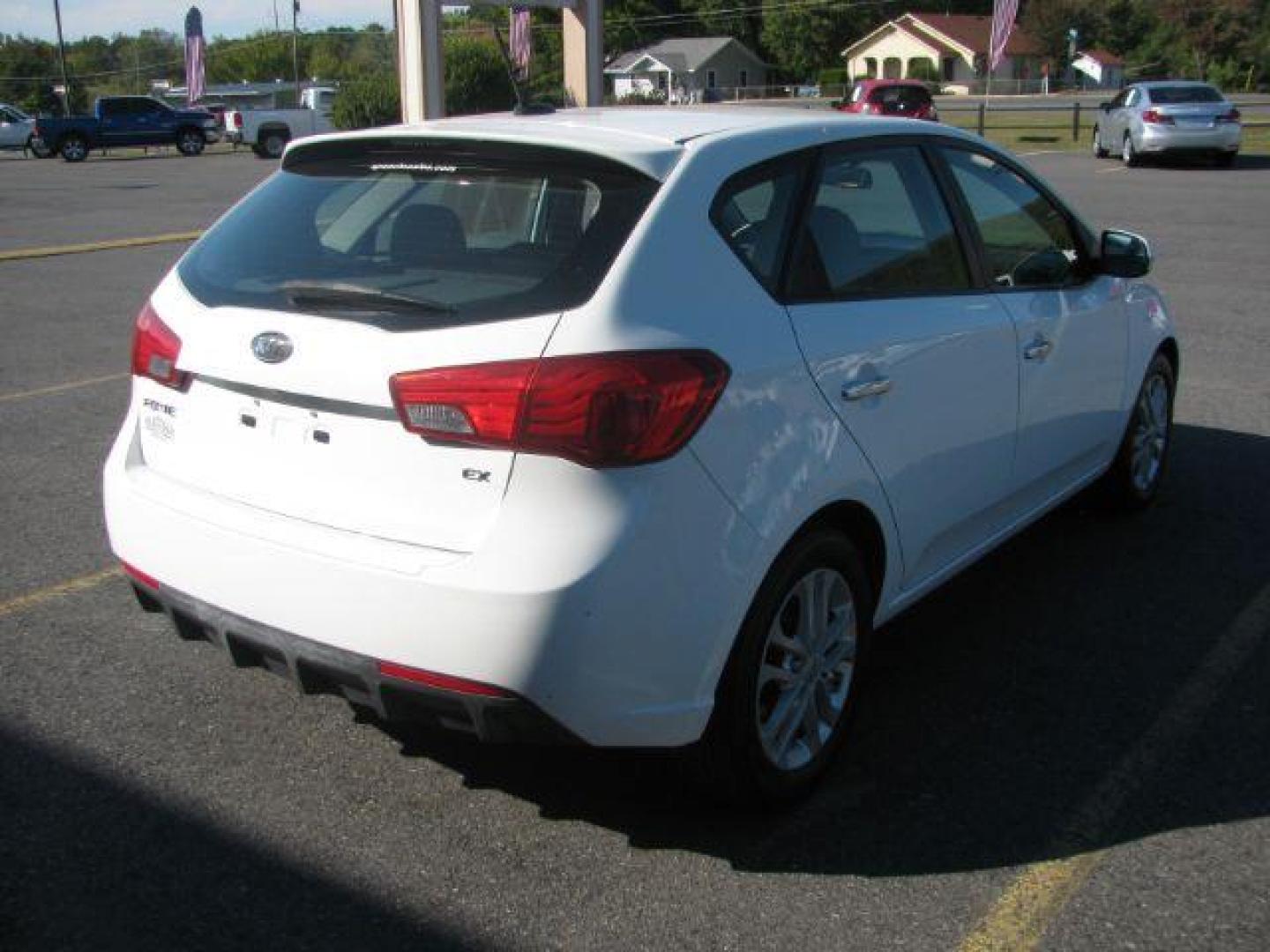 2012 White Kia Forte 5-Door EX (KNAFU5A26C5) with an 2.0L L4 DOHC 16V engine, located at 2443 Albert Pike, Hot Springs, AR, 71913, (501) 623-6255, 34.492222, -93.109993 - LISTED FEATURES MAY BE OPTIONAL AND NOT INCLUDED ON THIS VEHICLE!!! - Photo#3