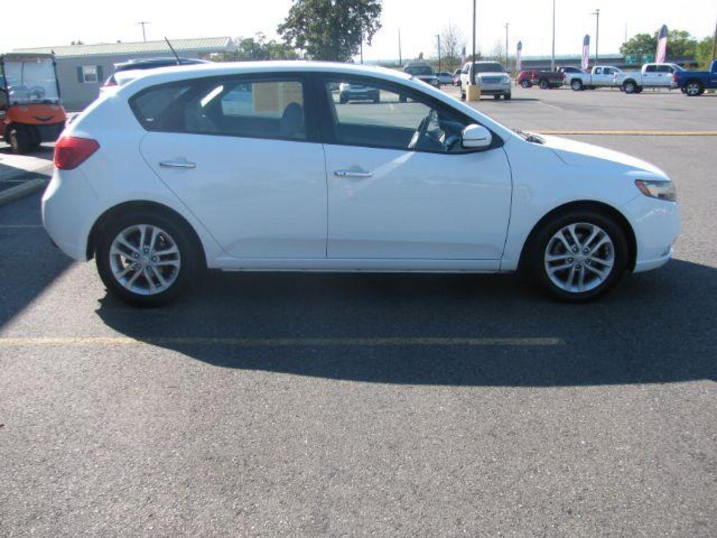 2012 White Kia Forte 5-Door EX (KNAFU5A26C5) with an 2.0L L4 DOHC 16V engine, located at 2443 Albert Pike, Hot Springs, AR, 71913, (501) 623-6255, 34.492222, -93.109993 - LISTED FEATURES MAY BE OPTIONAL AND NOT INCLUDED ON THIS VEHICLE!!! - Photo#4
