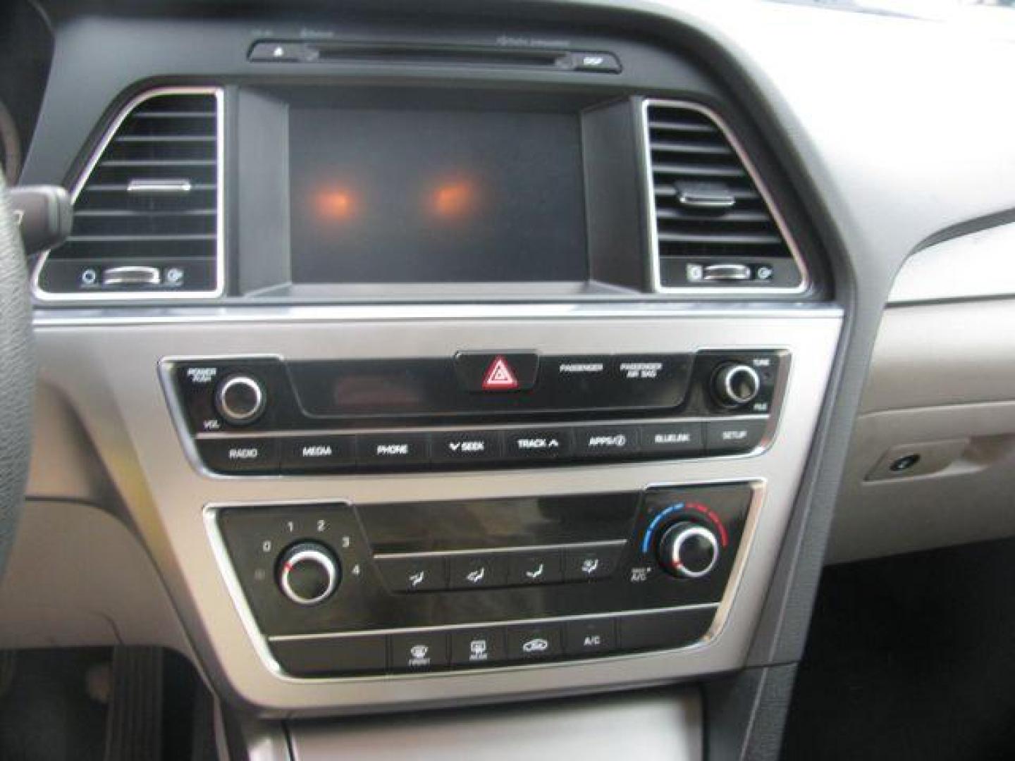 2016 Silver Hyundai Sonata SE (5NPE24AF2GH) with an 2.4L L4 DOHC 16V engine, 7-Speed Automatic transmission, located at 2443 Albert Pike, Hot Springs, AR, 71913, (501) 623-6255, 34.492222, -93.109993 - LISTED FEATURES MAY BE OPTIONAL AND NOT INCLUDED ON THIS VEHICLE!!! - Photo#9