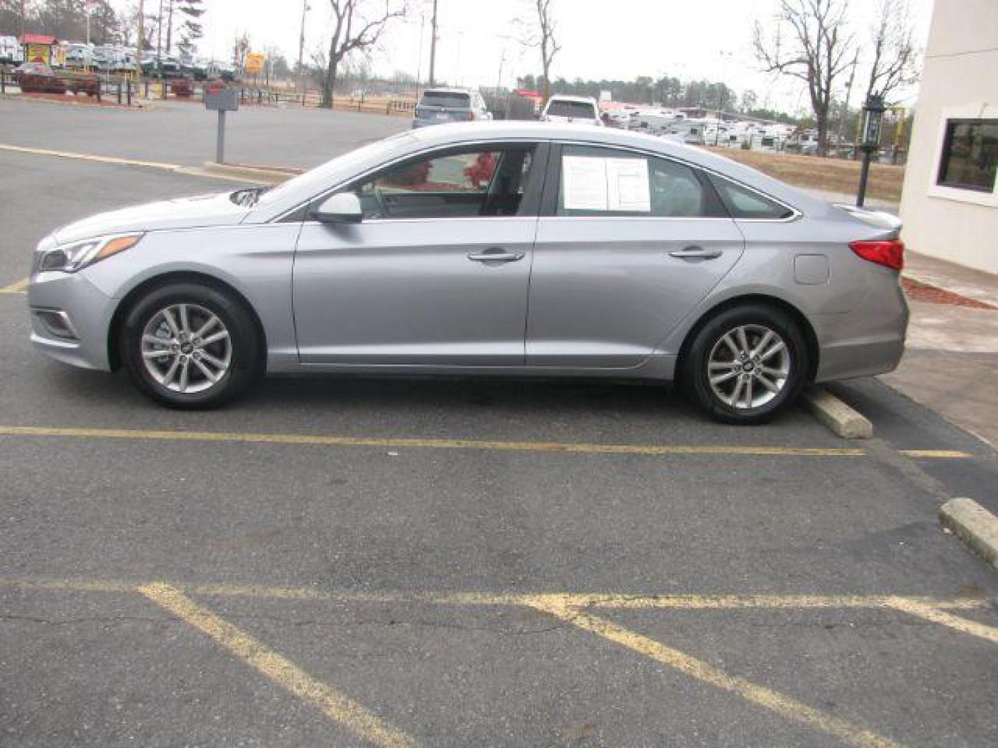 2016 Silver Hyundai Sonata SE (5NPE24AF2GH) with an 2.4L L4 DOHC 16V engine, 7-Speed Automatic transmission, located at 2443 Albert Pike, Hot Springs, AR, 71913, (501) 623-6255, 34.492222, -93.109993 - LISTED FEATURES MAY BE OPTIONAL AND NOT INCLUDED ON THIS VEHICLE!!! - Photo#1