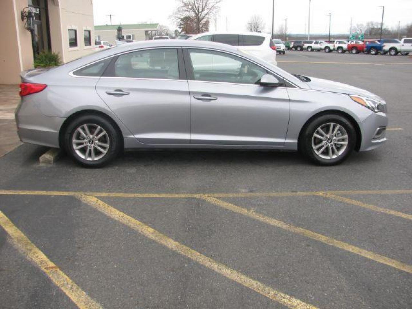 2016 Silver Hyundai Sonata SE (5NPE24AF2GH) with an 2.4L L4 DOHC 16V engine, 7-Speed Automatic transmission, located at 2443 Albert Pike, Hot Springs, AR, 71913, (501) 623-6255, 34.492222, -93.109993 - LISTED FEATURES MAY BE OPTIONAL AND NOT INCLUDED ON THIS VEHICLE!!! - Photo#4