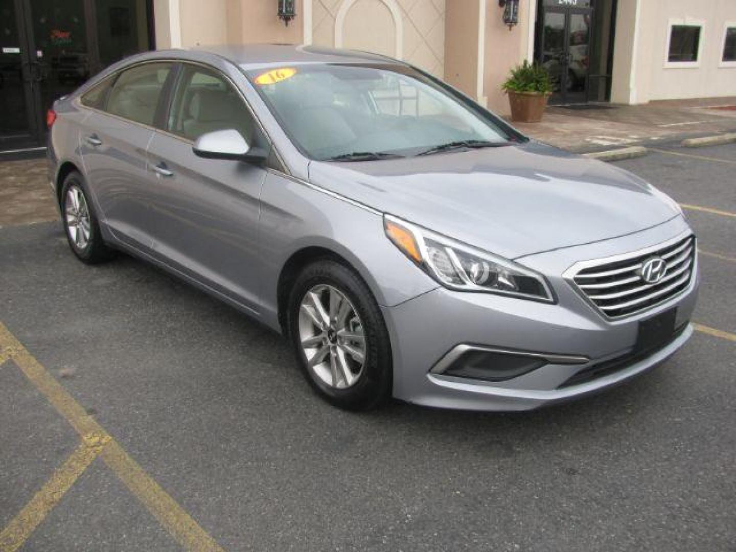 2016 Silver Hyundai Sonata SE (5NPE24AF2GH) with an 2.4L L4 DOHC 16V engine, 7-Speed Automatic transmission, located at 2443 Albert Pike, Hot Springs, AR, 71913, (501) 623-6255, 34.492222, -93.109993 - LISTED FEATURES MAY BE OPTIONAL AND NOT INCLUDED ON THIS VEHICLE!!! - Photo#5