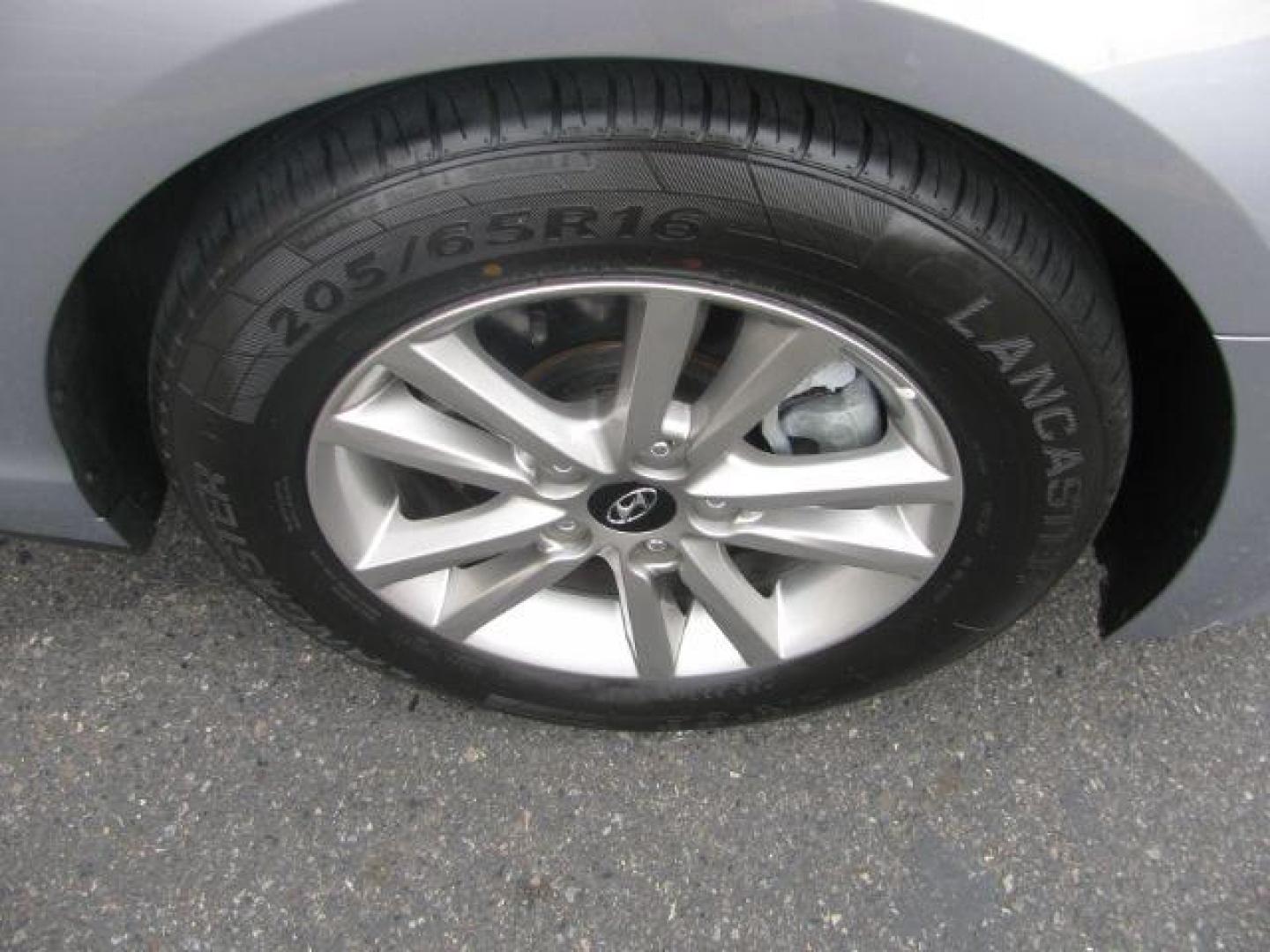 2016 Silver Hyundai Sonata SE (5NPE24AF2GH) with an 2.4L L4 DOHC 16V engine, 7-Speed Automatic transmission, located at 2443 Albert Pike, Hot Springs, AR, 71913, (501) 623-6255, 34.492222, -93.109993 - LISTED FEATURES MAY BE OPTIONAL AND NOT INCLUDED ON THIS VEHICLE!!! - Photo#6