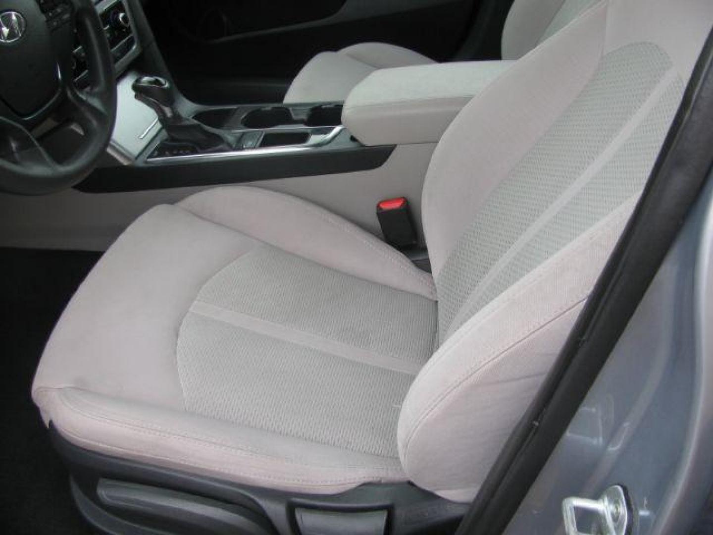 2016 Silver Hyundai Sonata SE (5NPE24AF2GH) with an 2.4L L4 DOHC 16V engine, 7-Speed Automatic transmission, located at 2443 Albert Pike, Hot Springs, AR, 71913, (501) 623-6255, 34.492222, -93.109993 - LISTED FEATURES MAY BE OPTIONAL AND NOT INCLUDED ON THIS VEHICLE!!! - Photo#8