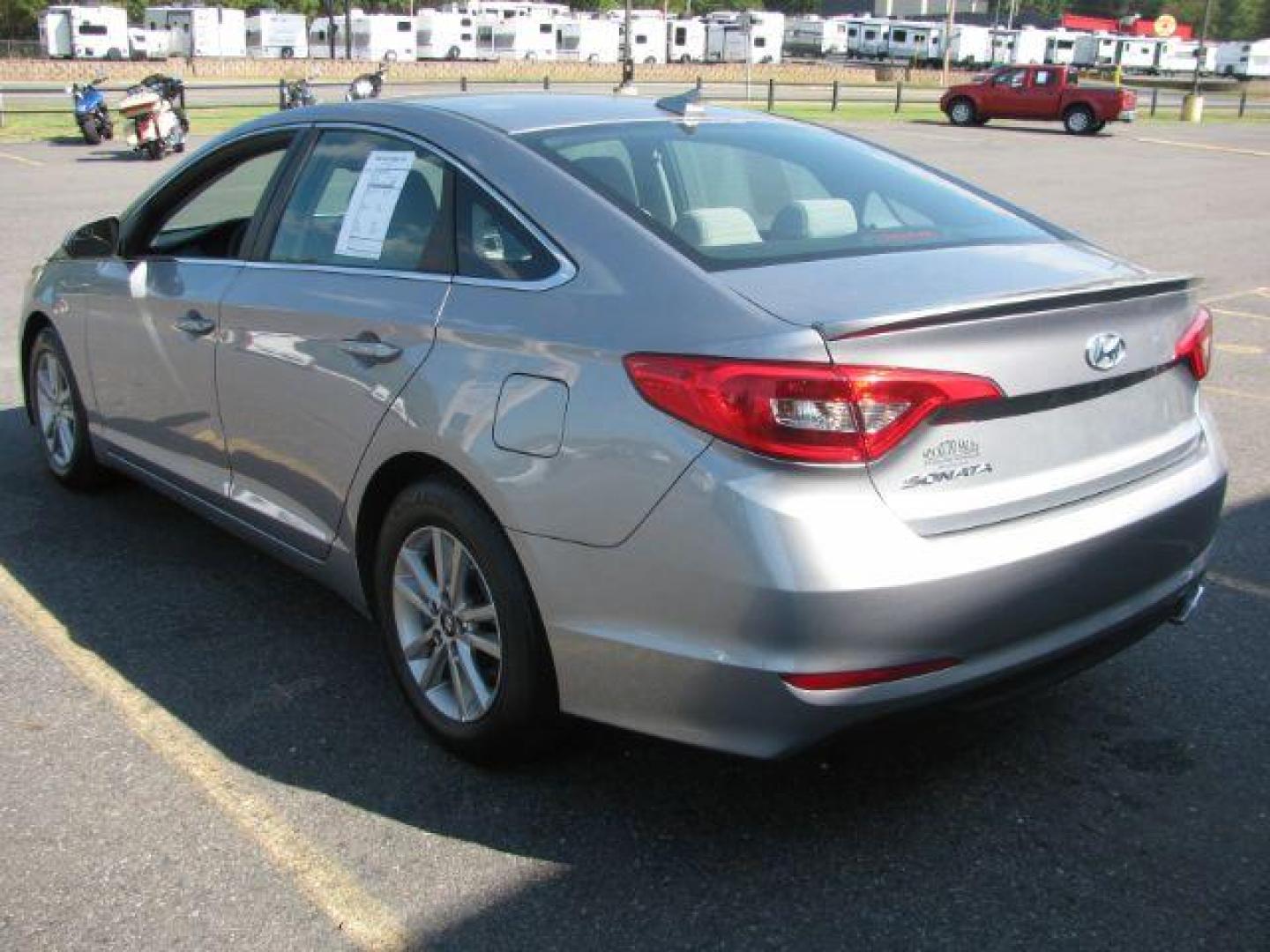 2016 Silver Hyundai Sonata SE (5NPE24AF2GH) with an 2.4L L4 DOHC 16V engine, 7-Speed Automatic transmission, located at 2443 Albert Pike, Hot Springs, AR, 71913, (501) 623-6255, 34.492222, -93.109993 - LISTED FEATURES MAY BE OPTIONAL AND NOT INCLUDED ON THIS VEHICLE!!! - Photo#3