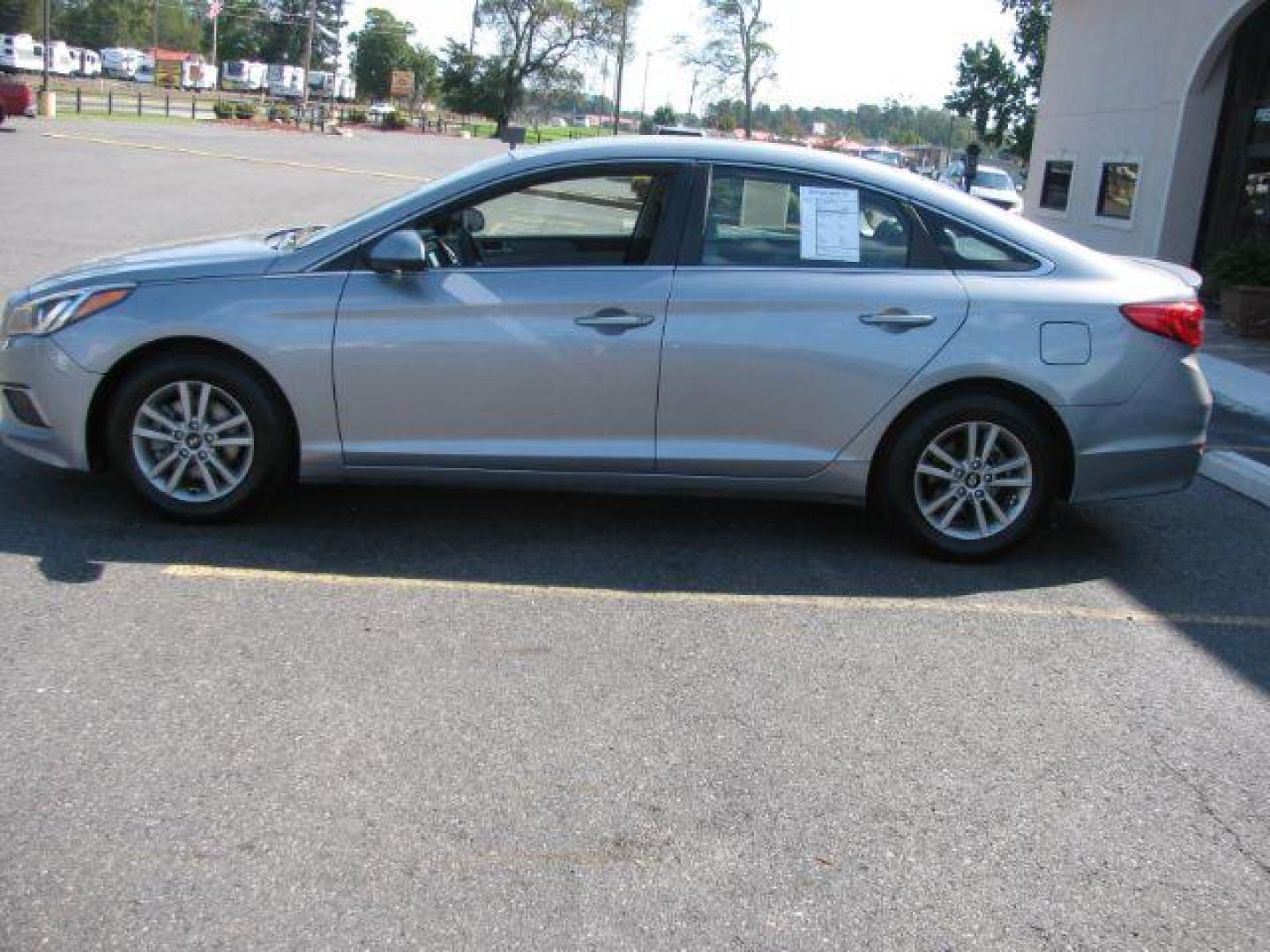 2016 Silver Hyundai Sonata SE (5NPE24AF2GH) with an 2.4L L4 DOHC 16V engine, 7-Speed Automatic transmission, located at 2443 Albert Pike, Hot Springs, AR, 71913, (501) 623-6255, 34.492222, -93.109993 - LISTED FEATURES MAY BE OPTIONAL AND NOT INCLUDED ON THIS VEHICLE!!! - Photo#4