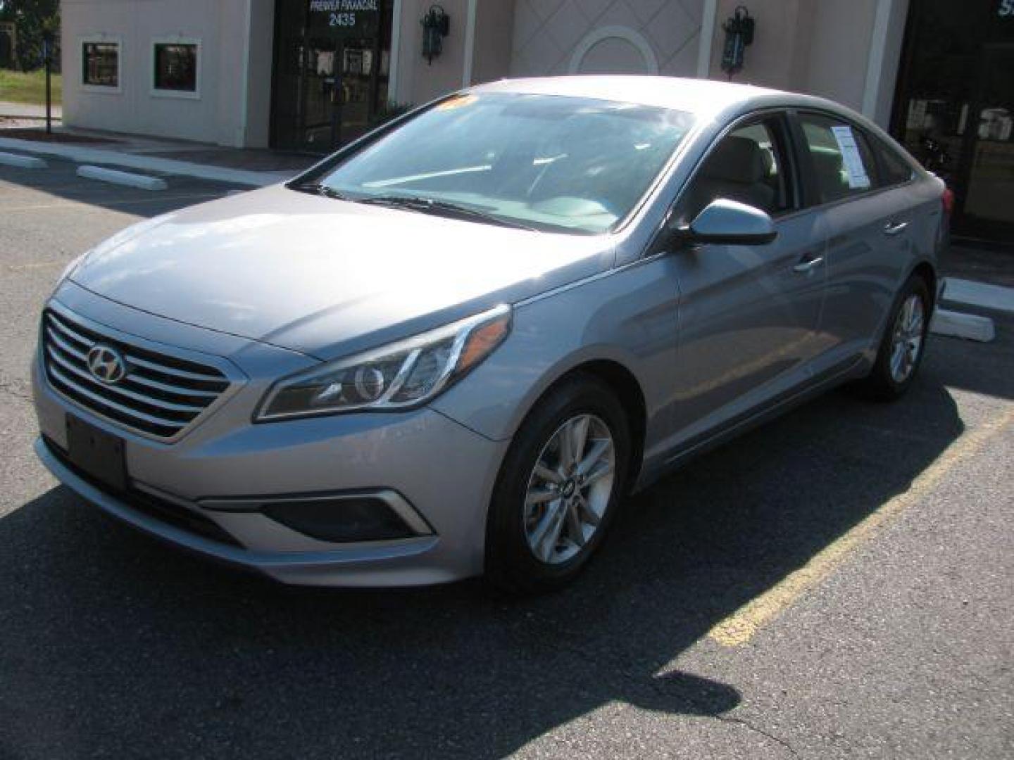 2016 Silver Hyundai Sonata SE (5NPE24AF2GH) with an 2.4L L4 DOHC 16V engine, 7-Speed Automatic transmission, located at 2443 Albert Pike, Hot Springs, AR, 71913, (501) 623-6255, 34.492222, -93.109993 - LISTED FEATURES MAY BE OPTIONAL AND NOT INCLUDED ON THIS VEHICLE!!! - Photo#5