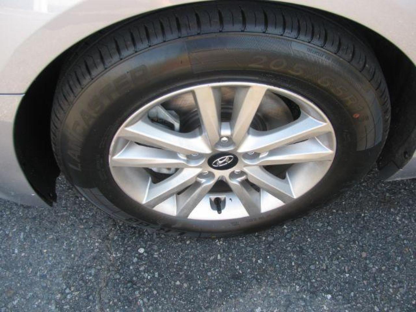 2016 Silver Hyundai Sonata SE (5NPE24AF2GH) with an 2.4L L4 DOHC 16V engine, 7-Speed Automatic transmission, located at 2443 Albert Pike, Hot Springs, AR, 71913, (501) 623-6255, 34.492222, -93.109993 - LISTED FEATURES MAY BE OPTIONAL AND NOT INCLUDED ON THIS VEHICLE!!! - Photo#6