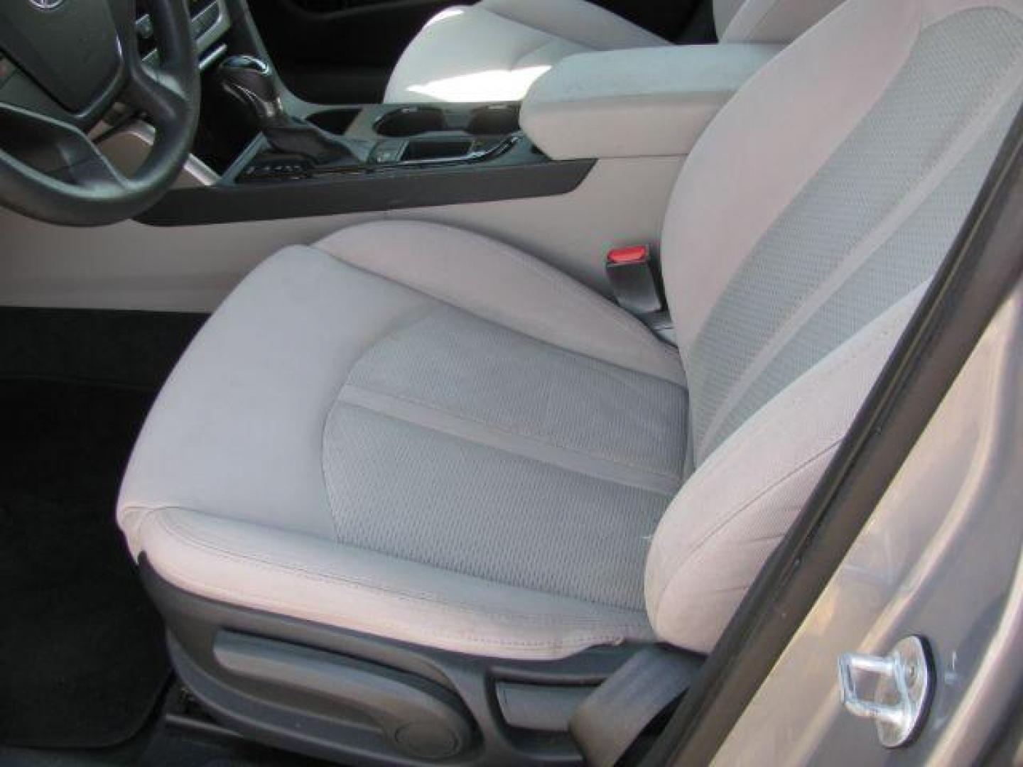 2016 Silver Hyundai Sonata SE (5NPE24AF2GH) with an 2.4L L4 DOHC 16V engine, 7-Speed Automatic transmission, located at 2443 Albert Pike, Hot Springs, AR, 71913, (501) 623-6255, 34.492222, -93.109993 - LISTED FEATURES MAY BE OPTIONAL AND NOT INCLUDED ON THIS VEHICLE!!! - Photo#8