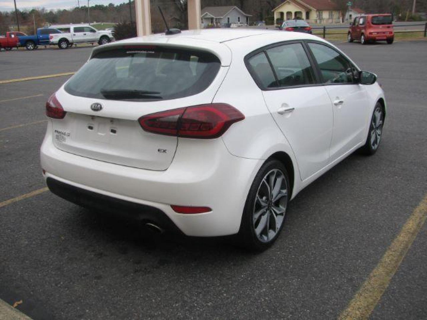 2017 White Kia Forte 5-Door EX (KNAFX5A81H5) with an 2.0L L4 DOHC 16V engine, 6-Speed Automatic transmission, located at 2443 Albert Pike, Hot Springs, AR, 71913, (501) 623-6255, 34.492222, -93.109993 - LISTED FEATURES MAY BE OPTIONAL AND NOT INCLUDED ON THIS VEHICLE!!! - Photo#3