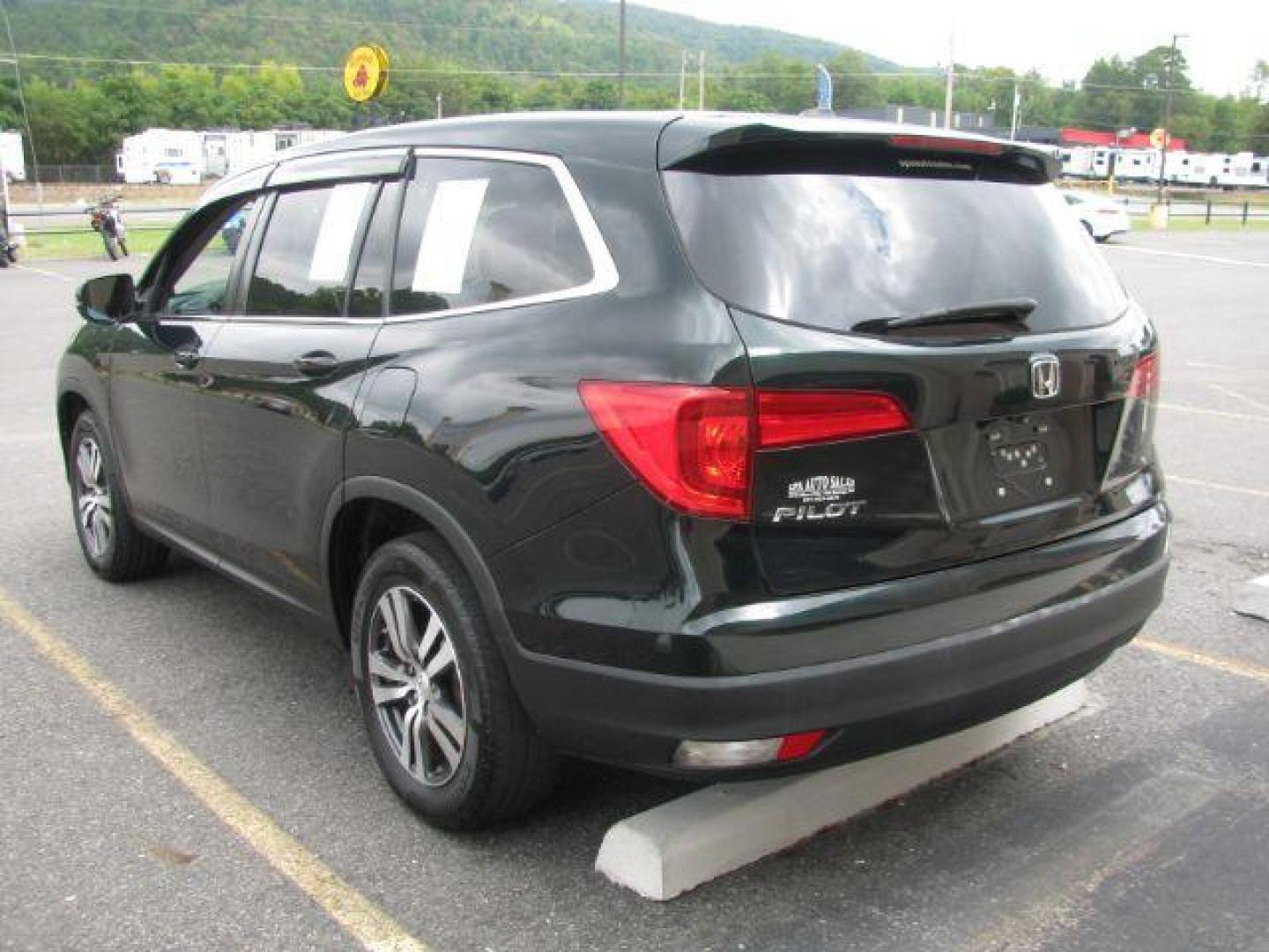 2016 Green Honda Pilot EXL 2WD (5FNYF5H59GB) with an 3.5L V6 SOHC 24V engine, 6-Speed Automatic transmission, located at 2443 Albert Pike, Hot Springs, AR, 71913, (501) 623-6255, 34.492222, -93.109993 - LISTED FEATURES MAY BE OPTIONAL AND NOT INCLUDED ON THIS VEHICLE!!! - Photo#2