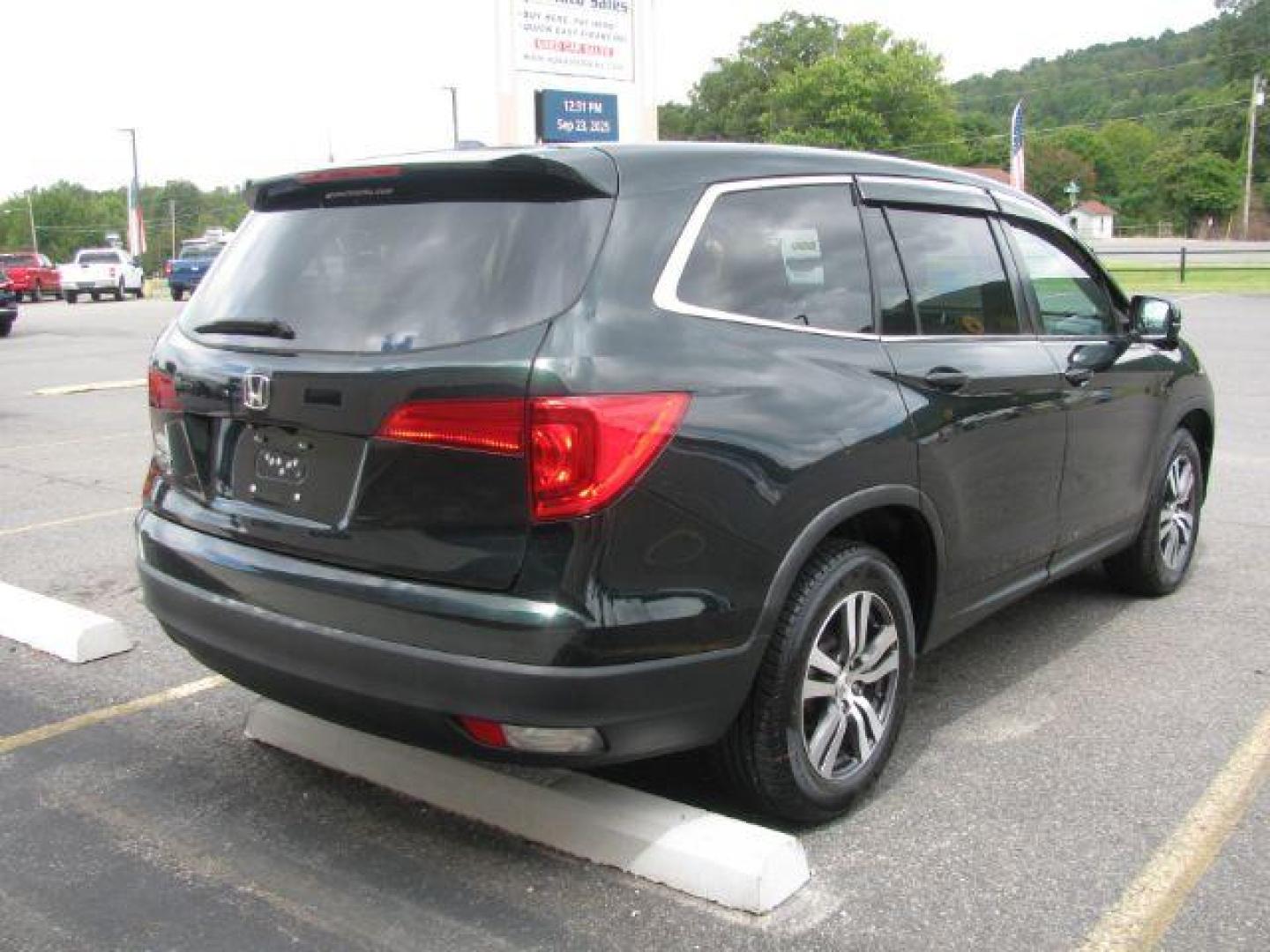 2016 Green Honda Pilot EXL 2WD (5FNYF5H59GB) with an 3.5L V6 SOHC 24V engine, 6-Speed Automatic transmission, located at 2443 Albert Pike, Hot Springs, AR, 71913, (501) 623-6255, 34.492222, -93.109993 - LISTED FEATURES MAY BE OPTIONAL AND NOT INCLUDED ON THIS VEHICLE!!! - Photo#3