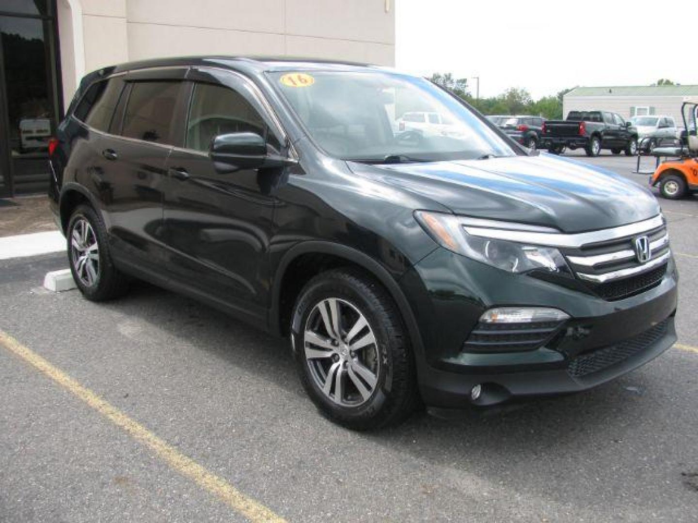 2016 Green Honda Pilot EXL 2WD (5FNYF5H59GB) with an 3.5L V6 SOHC 24V engine, 6-Speed Automatic transmission, located at 2443 Albert Pike, Hot Springs, AR, 71913, (501) 623-6255, 34.492222, -93.109993 - LISTED FEATURES MAY BE OPTIONAL AND NOT INCLUDED ON THIS VEHICLE!!! - Photo#5