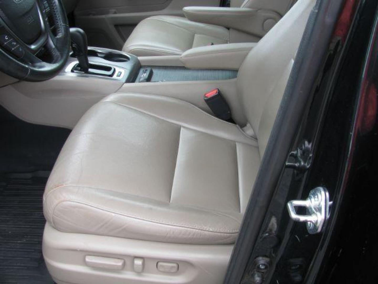 2016 Green Honda Pilot EXL 2WD (5FNYF5H59GB) with an 3.5L V6 SOHC 24V engine, 6-Speed Automatic transmission, located at 2443 Albert Pike, Hot Springs, AR, 71913, (501) 623-6255, 34.492222, -93.109993 - LISTED FEATURES MAY BE OPTIONAL AND NOT INCLUDED ON THIS VEHICLE!!! - Photo#8