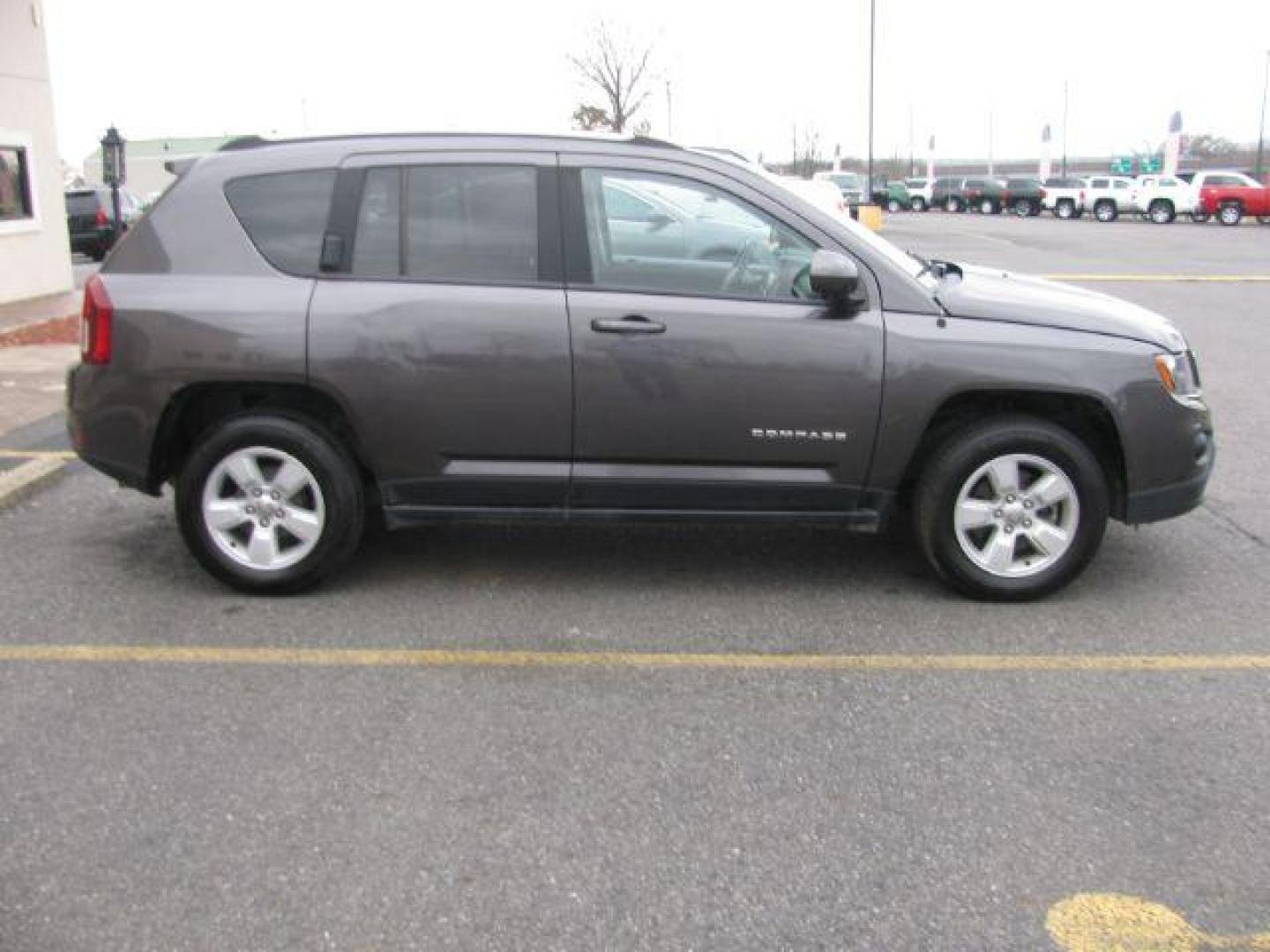 2016 Gray Jeep Compass Latitude FWD (1C4NJCEA1GD) with an 2.0L L4 DOHC 16V engine, Continuously Variable Transmission transmission, located at 2443 Albert Pike, Hot Springs, AR, 71913, (501) 623-6255, 34.492222, -93.109993 - LISTED FEATURES MAY BE OPTIONAL AND NOT INCLUDED ON THIS VEHICLE!!! - Photo#4