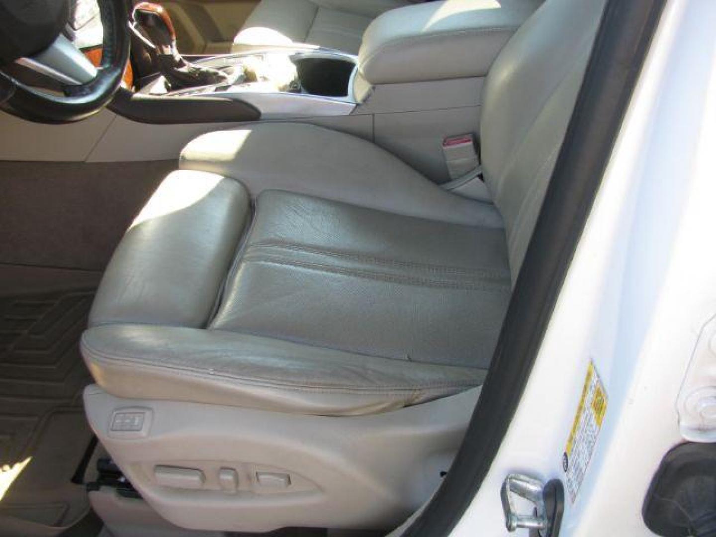 2012 White Cadillac SRX Performance (3GYFNBE32CS) with an 3.6L V6 DOHC 24V FFV engine, 6-Speed Automatic transmission, located at 2443 Albert Pike, Hot Springs, AR, 71913, (501) 623-6255, 34.492222, -93.109993 - LISTED FEATURES MAY BE OPTIONAL AND NOT INCLUDED ON THIS VEHICLE!!!- Photo#8