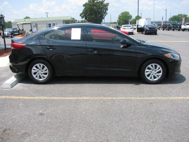 2018 Black Hyundai Elantra SE 6AT (5NPD74LF0JH) with an 1.8L L4 DOHC 16V engine, 6-Speed Automatic transmission, located at 2443 Albert Pike, Hot Springs, AR, 71913, (501) 623-6255, 34.492222, -93.109993 - All listed features may not be available!!!! - Photo#4
