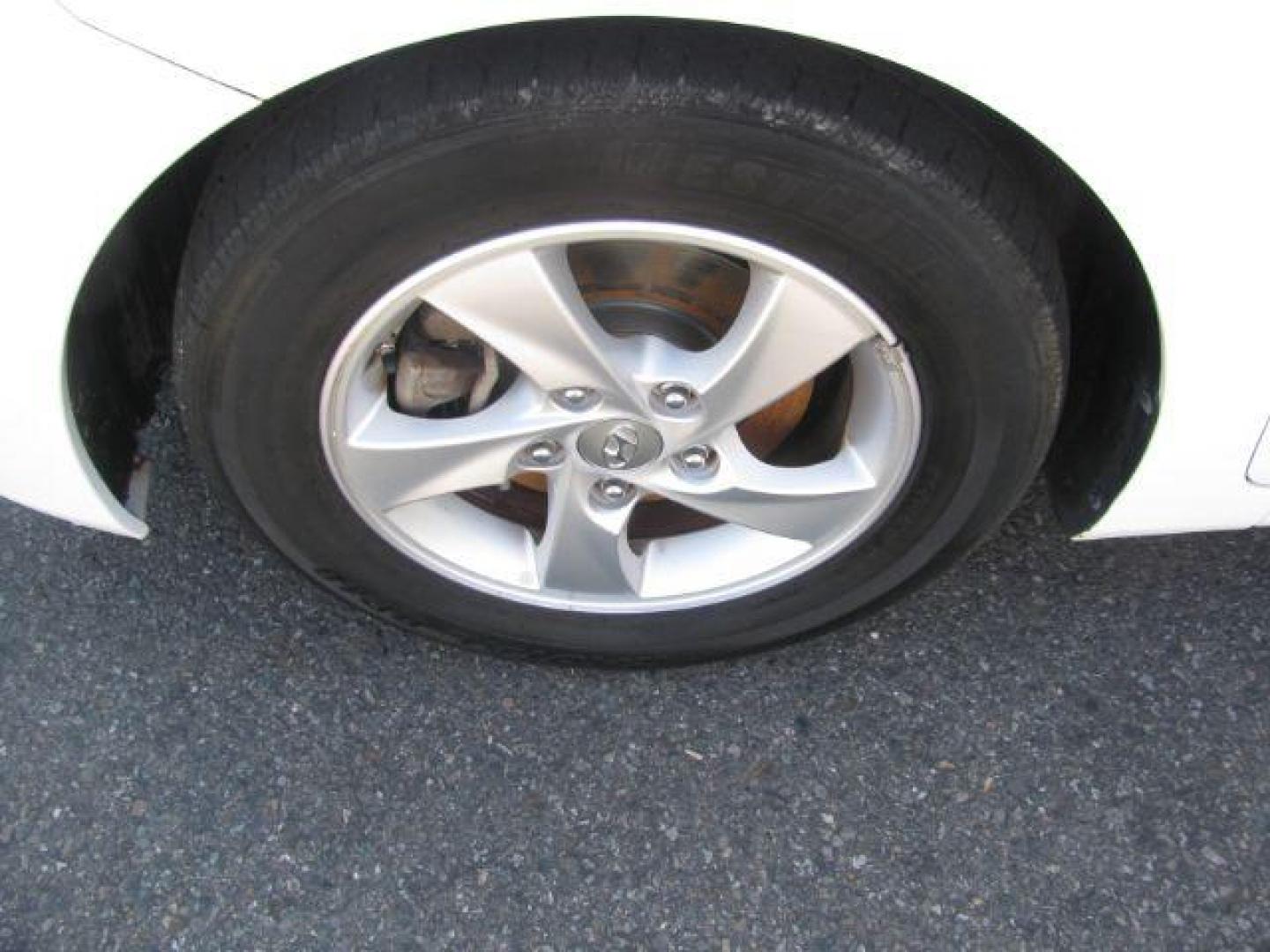 2014 White Hyundai Elantra GLS A/T (5NPDH4AE3EH) with an 1.8L L4 DOHC 16V engine, 6-Speed Automatic transmission, located at 2443 Albert Pike, Hot Springs, AR, 71913, (501) 623-6255, 34.492222, -93.109993 - LISTED FEATURES MAY BE OPTIONAL AND NOT INCLUDED ON THIS VEHICLE!!! - Photo#6