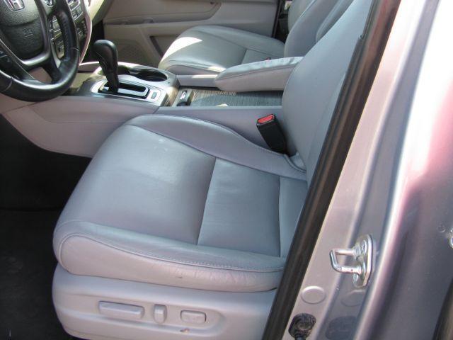 2018 Silver Honda Pilot EX-L w/RES (5FNYF5H83JB) with an 3.5L V6 SOHC 24V engine, 6-Speed Automatic transmission, located at 2443 Albert Pike, Hot Springs, AR, 71913, (501) 623-6255, 34.492222, -93.109993 - ALL LISTED FEATURES MAY NOT BE AVAILABLE!!!! - Photo#8