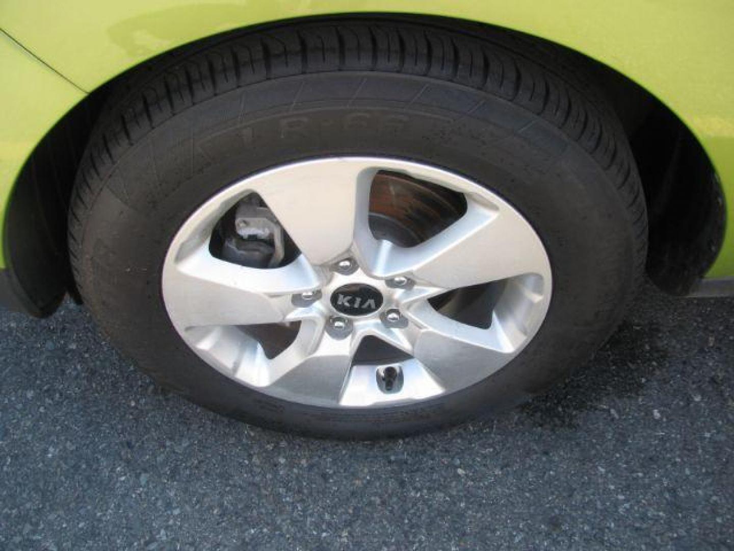 2018 Green Kia Soul WAGON 4-DR (KNDJN2A27J7) with an 1.6L L4 DOHC 16V engine, 6-Speed Automatic transmission, located at 2443 Albert Pike, Hot Springs, AR, 71913, (501) 623-6255, 34.492222, -93.109993 - ALL LISTED FEATURES MAY NOT BE AVAILABLE!!!! - Photo#6