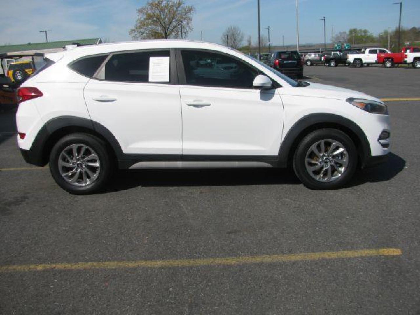 2017 White Hyundai Tucson SE (KM8J33A41HU) with an 2.0L L4 DOHC 16V engine, 6-Speed Automatic transmission, located at 2443 Albert Pike, Hot Springs, AR, 71913, (501) 623-6255, 34.492222, -93.109993 - Photo#1