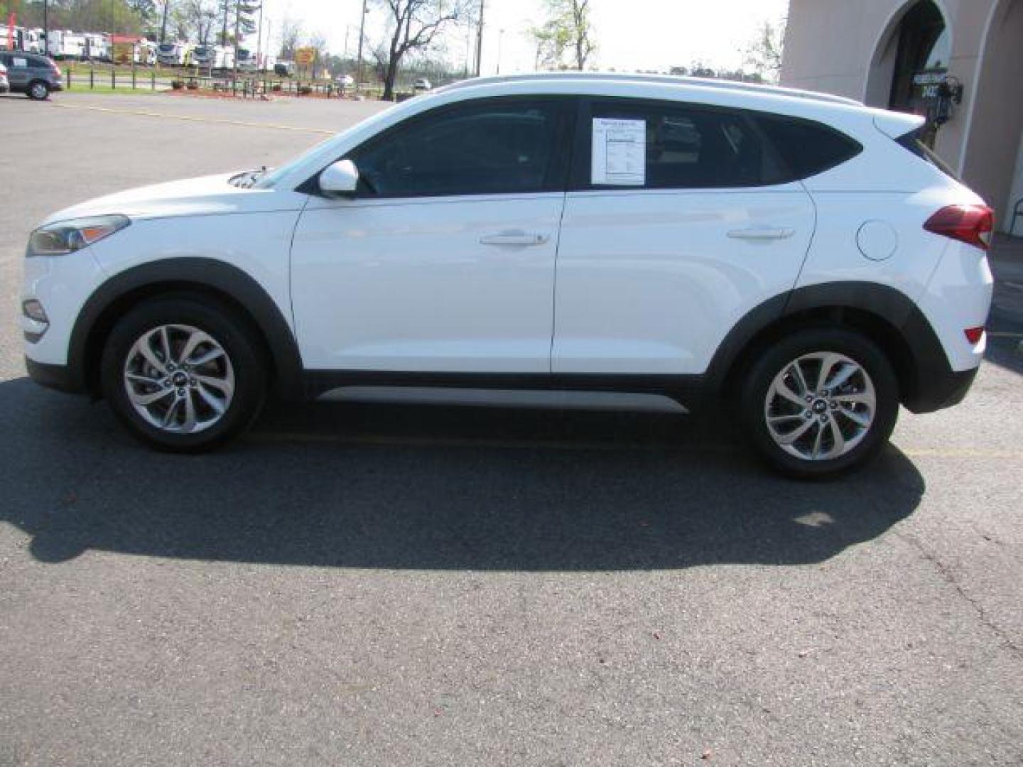 2017 White Hyundai Tucson SE (KM8J33A41HU) with an 2.0L L4 DOHC 16V engine, 6-Speed Automatic transmission, located at 2443 Albert Pike, Hot Springs, AR, 71913, (501) 623-6255, 34.492222, -93.109993 - Photo#4