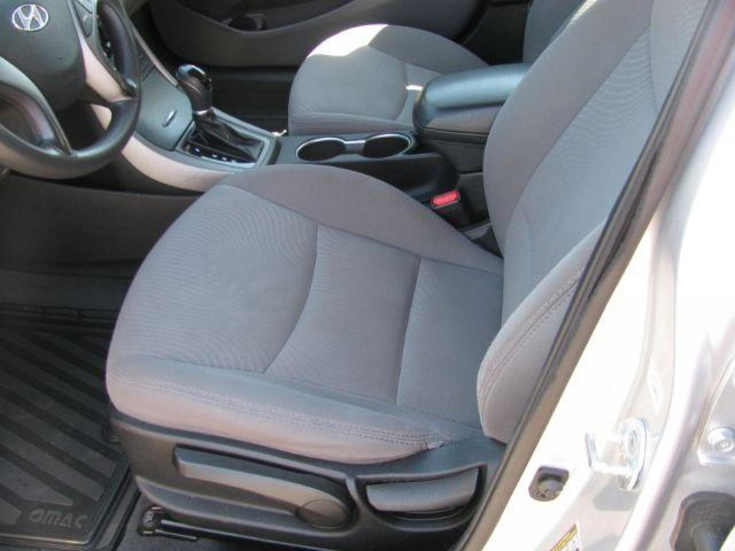 2014 Silver Hyundai Elantra GLS A/T (5NPDH4AE8EH) with an 1.8L L4 DOHC 16V engine, 6-Speed Automatic transmission, located at 2443 Albert Pike, Hot Springs, AR, 71913, (501) 623-6255, 34.492222, -93.109993 - All listed features may not be available!!!! - Photo#9