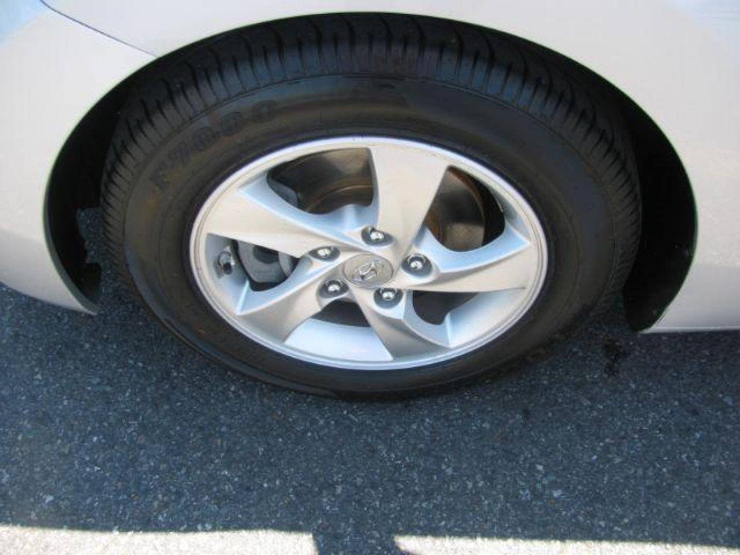 2014 Silver Hyundai Elantra GLS A/T (5NPDH4AE8EH) with an 1.8L L4 DOHC 16V engine, 6-Speed Automatic transmission, located at 2443 Albert Pike, Hot Springs, AR, 71913, (501) 623-6255, 34.492222, -93.109993 - All listed features may not be available!!!! - Photo#7