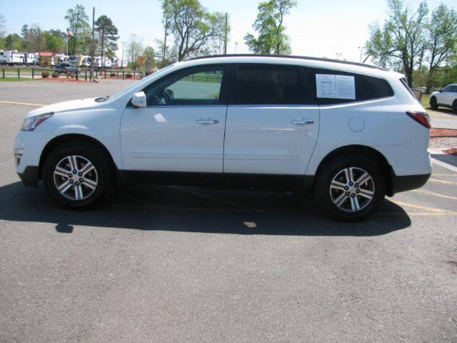 2017 White Chevrolet Traverse 1LT FWD (1GNKRGKD4HJ) with an 3.6L V6 DOHC 24V engine, 6-Speed Automatic transmission, located at 2443 Albert Pike, Hot Springs, AR, 71913, (501) 623-6255, 34.492222, -93.109993 - ALL LISTED FEATURES MAY NOT BE AVAILABLE!!!! - Photo #4
