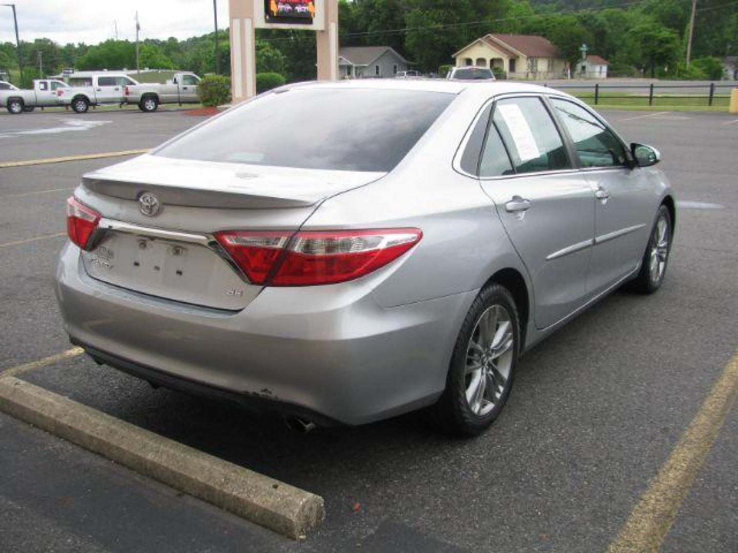 2015 Silver Toyota Camry SE (4T1BF1FKXFU) with an 2.5L L4 DOHC 16V engine, 6-Speed Automatic transmission, located at 2443 Albert Pike, Hot Springs, AR, 71913, (501) 623-6255, 34.492222, -93.109993 - ALL LISTED FEATURES MAY NOT BE AVAILABLE!!!! - Photo#3