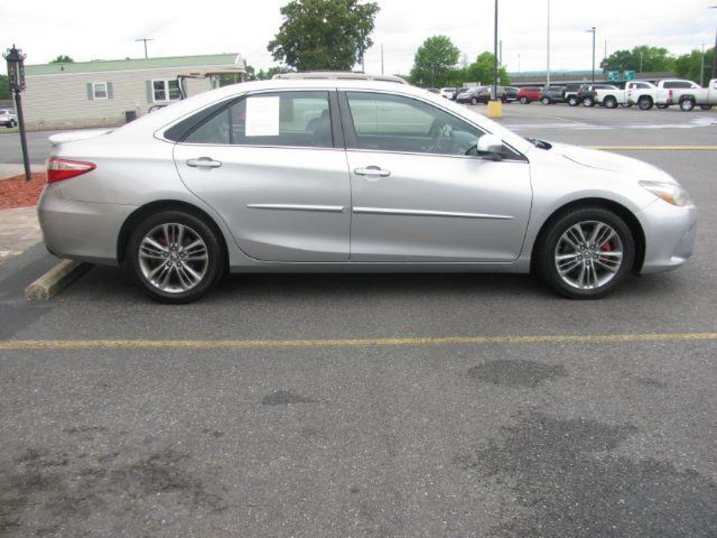 2015 Silver Toyota Camry SE (4T1BF1FKXFU) with an 2.5L L4 DOHC 16V engine, 6-Speed Automatic transmission, located at 2443 Albert Pike, Hot Springs, AR, 71913, (501) 623-6255, 34.492222, -93.109993 - ALL LISTED FEATURES MAY NOT BE AVAILABLE!!!! - Photo#4