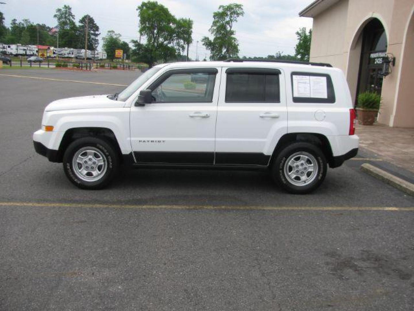2016 White Jeep Patriot Sport 4WD (1C4NJRBB8GD) with an 2.4L L4 DOHC 16V engine, located at 2443 Albert Pike, Hot Springs, AR, 71913, (501) 623-6255, 34.492222, -93.109993 - Photo#1