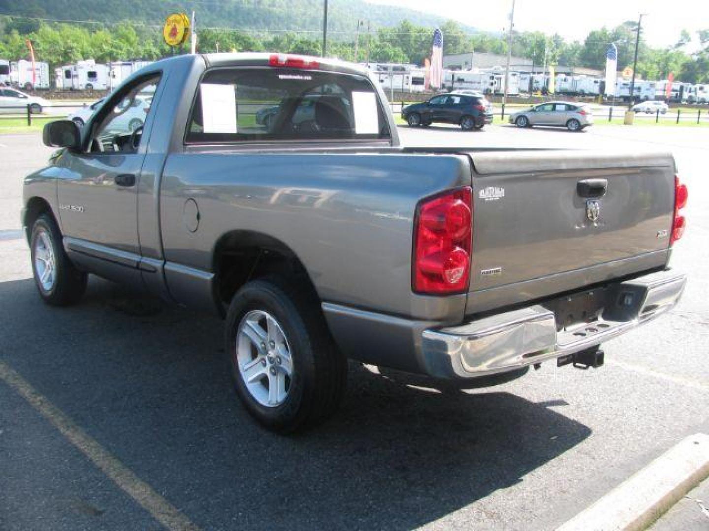 2007 Gray Dodge Ram 1500 ST 2WD (1D7HA16PX7J) with an 4.7L V8 SOHC 16V FFV engine, located at 2443 Albert Pike, Hot Springs, AR, 71913, (501) 623-6255, 34.492222, -93.109993 - Photo#4