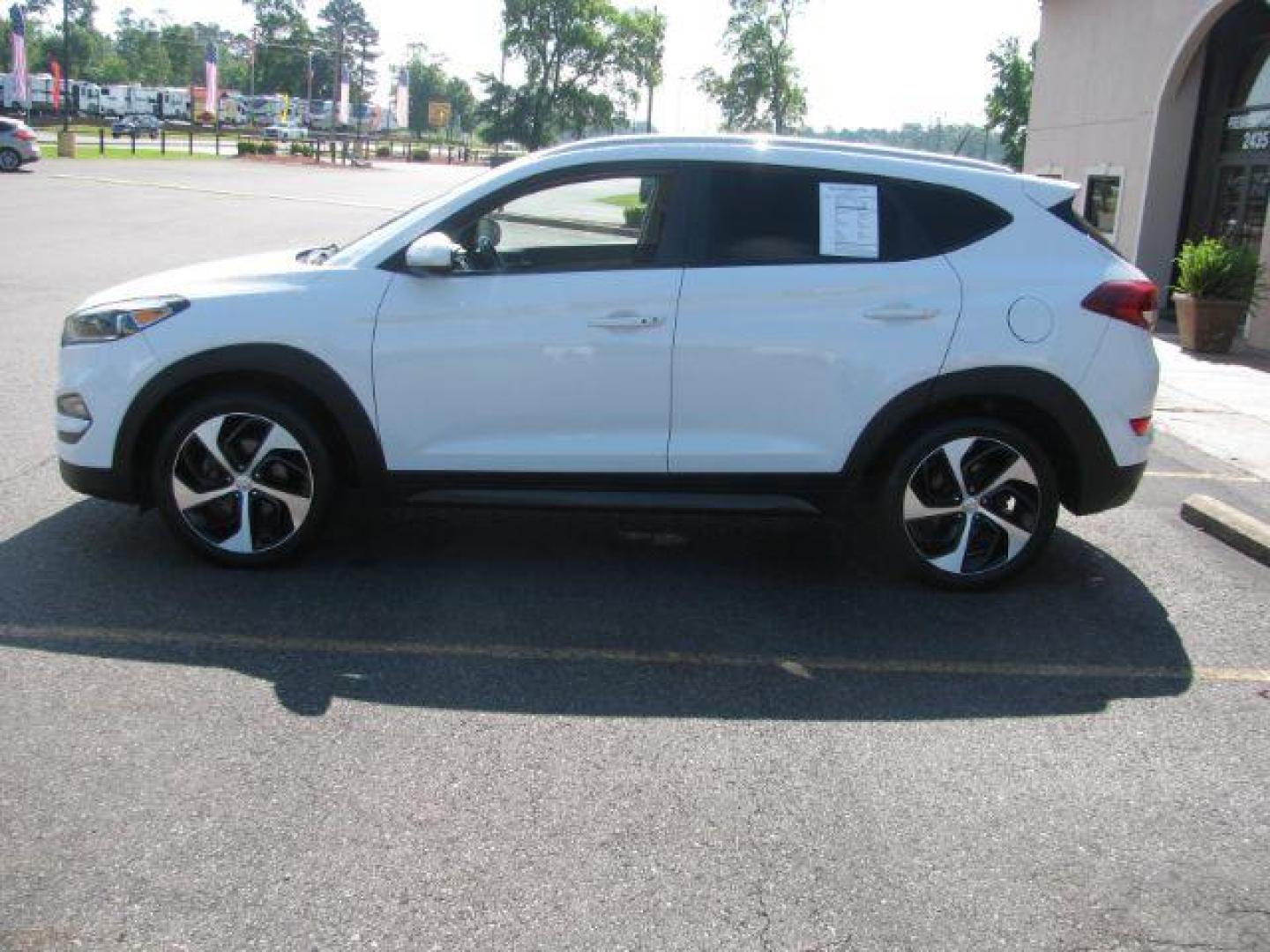 2016 White Hyundai Tucson Sport AWD (KM8J3CA29GU) with an 1.6L L4 DOHC 16V engine, 7-Speed Automatic transmission, located at 2443 Albert Pike, Hot Springs, AR, 71913, (501) 623-6255, 34.492222, -93.109993 - Photo#4