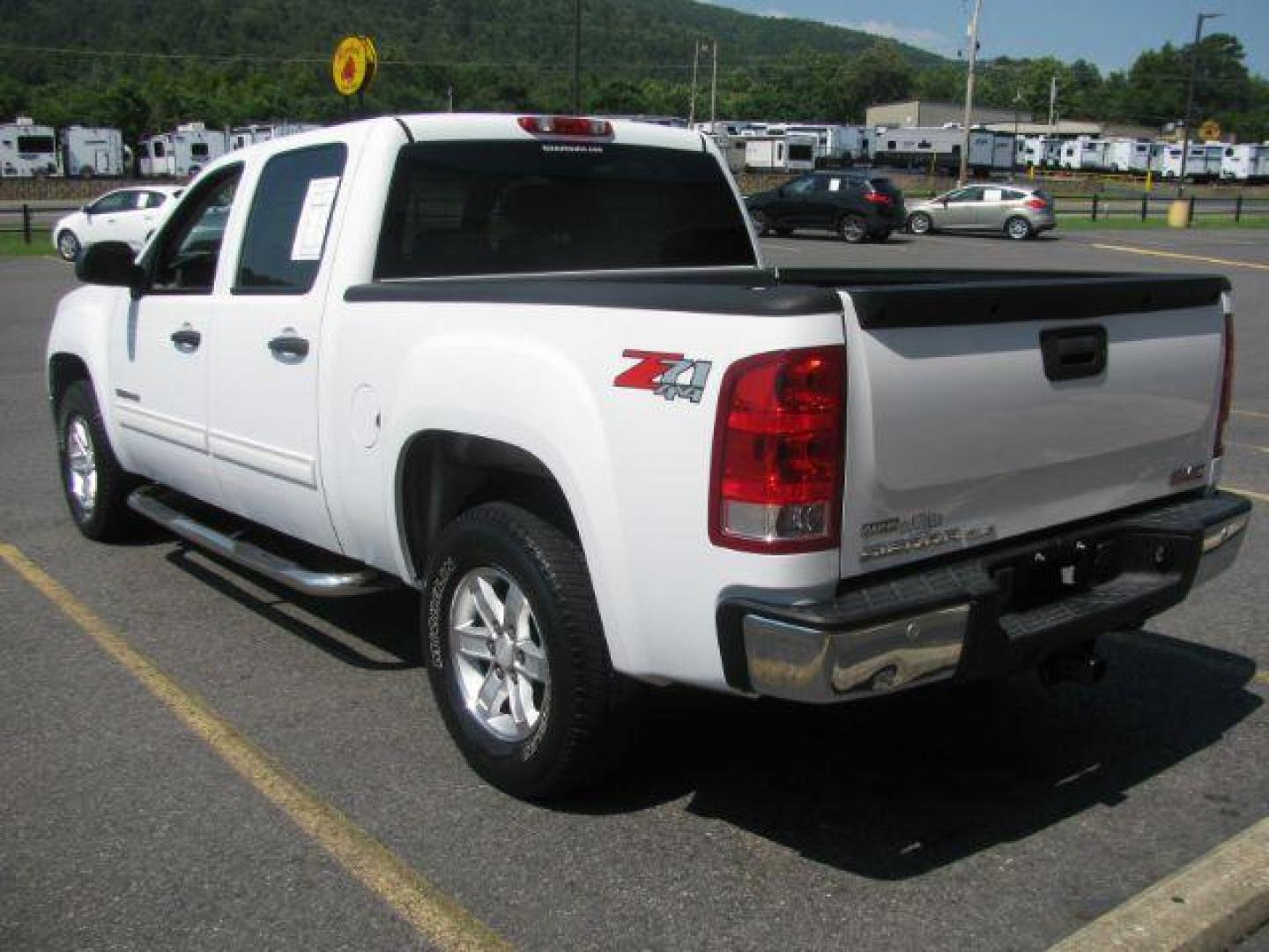 2012 White GMC Sierra 1500 SLE Crew Cab 4WD (3GTP2VE79CG) with an 5.3L V8 OHV 16V FFV engine, 6-Speed Automatic transmission, located at 2443 Albert Pike, Hot Springs, AR, 71913, (501) 623-6255, 34.492222, -93.109993 - Photo#2