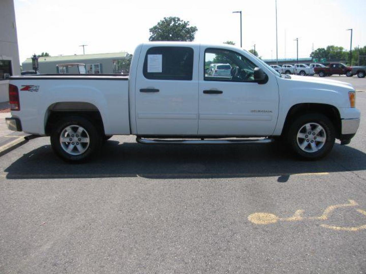 2012 White GMC Sierra 1500 SLE Crew Cab 4WD (3GTP2VE79CG) with an 5.3L V8 OHV 16V FFV engine, 6-Speed Automatic transmission, located at 2443 Albert Pike, Hot Springs, AR, 71913, (501) 623-6255, 34.492222, -93.109993 - Photo#5