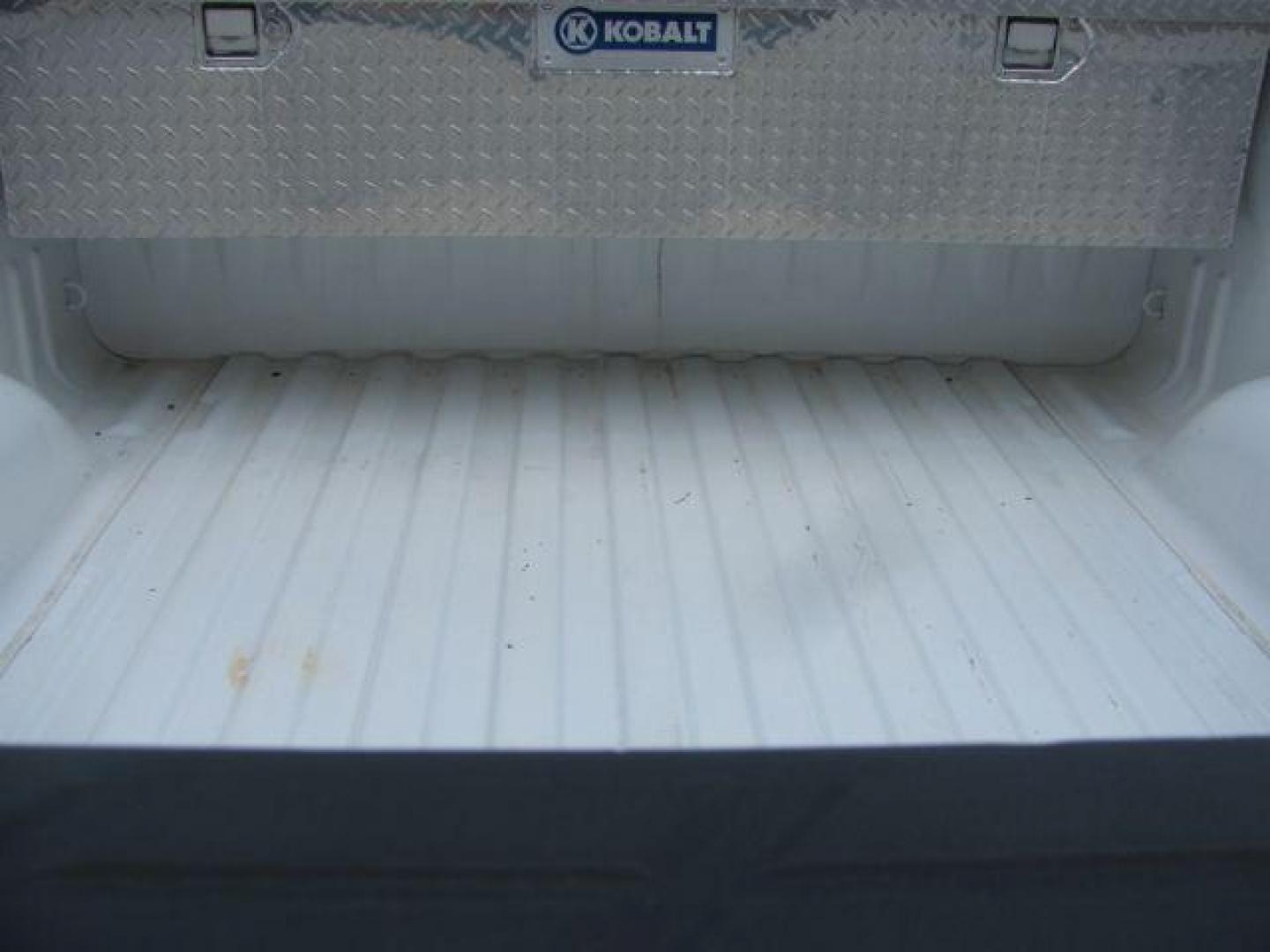 2013 White Chevrolet Silverado 1500 LS Crew Cab Short Box 4WD (3GCPKREA3DG) with an 4.8L V8 OHV 16V engine, 4-Speed Automatic transmission, located at 2443 Albert Pike, Hot Springs, AR, 71913, (501) 623-6255, 34.492222, -93.109993 - Photo#3