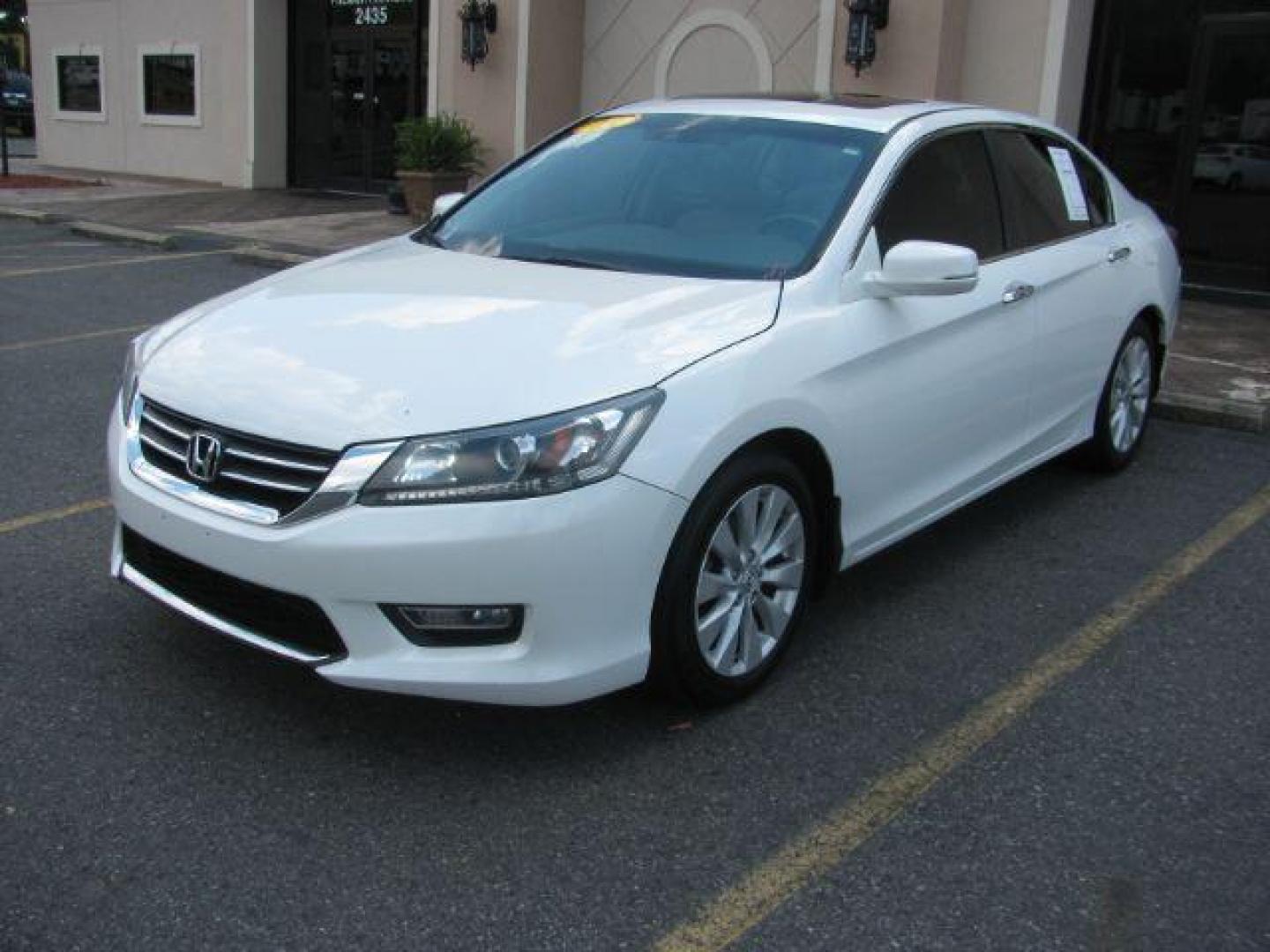 2013 White Honda Accord EX-L Sedan CVT (1HGCR2F80DA) with an 2.4L L4 DOHC 16V engine, Continuously Variable Transmission transmission, located at 2443 Albert Pike, Hot Springs, AR, 71913, (501) 623-6255, 34.492222, -93.109993 - Photo#0