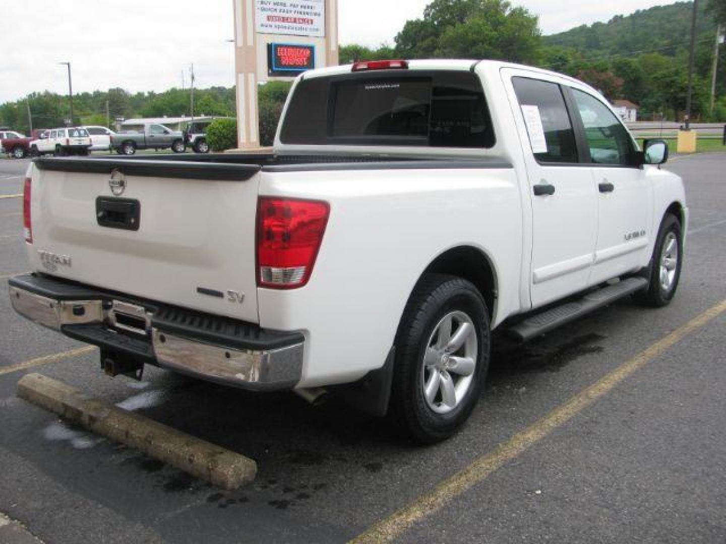 2014 White Nissan Titan S Crew Cab 2WD (1N6BA0EDXEN) with an 5.6L V8 DOHC 32V FFV engine, 5-Speed Automatic transmission, located at 2443 Albert Pike, Hot Springs, AR, 71913, (501) 623-6255, 34.492222, -93.109993 - Photo#4