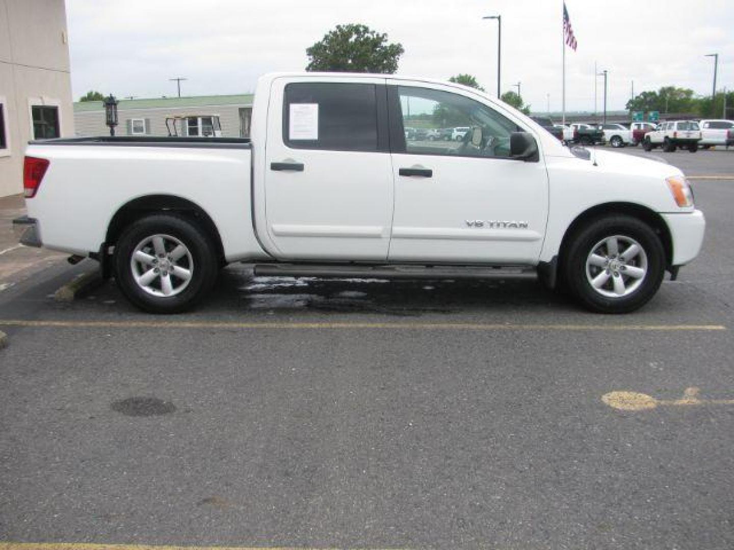2014 White Nissan Titan S Crew Cab 2WD (1N6BA0EDXEN) with an 5.6L V8 DOHC 32V FFV engine, 5-Speed Automatic transmission, located at 2443 Albert Pike, Hot Springs, AR, 71913, (501) 623-6255, 34.492222, -93.109993 - Photo#5