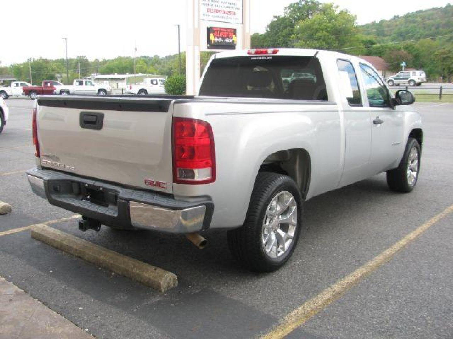 2011 Silver GMC Sierra 1500 SLE Ext. Cab 2WD (1GTR1VE02BZ) with an 5.3L V8 OHV 16V FFV engine, 6-Speed Automatic transmission, located at 2443 Albert Pike, Hot Springs, AR, 71913, (501) 623-6255, 34.492222, -93.109993 - Photo#4