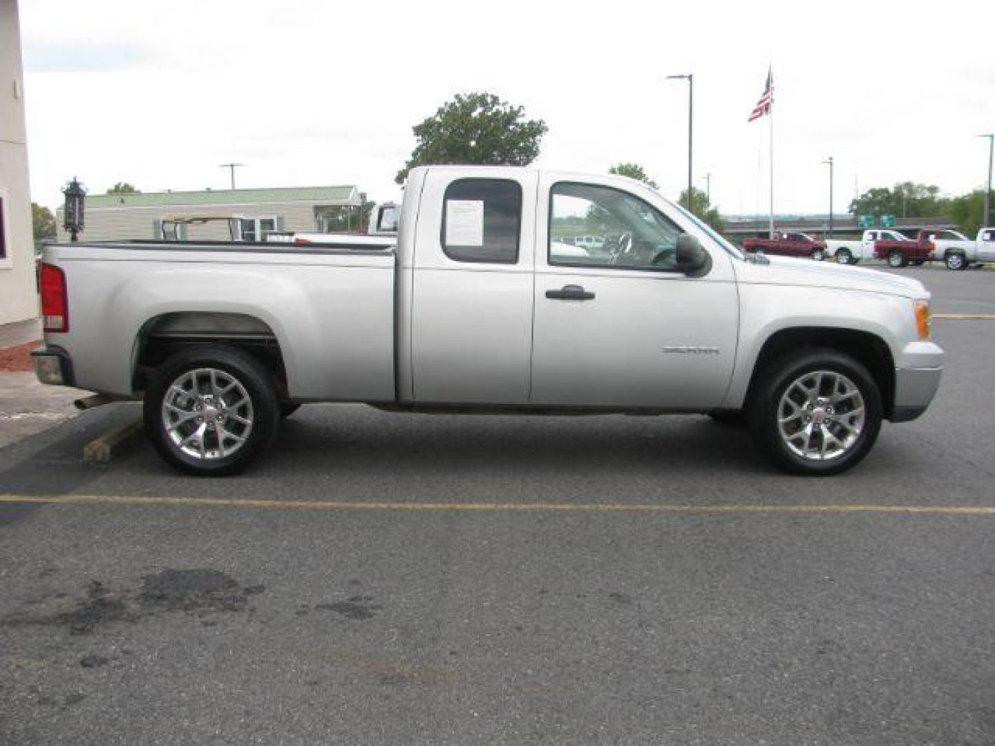 2011 Silver GMC Sierra 1500 SLE Ext. Cab 2WD (1GTR1VE02BZ) with an 5.3L V8 OHV 16V FFV engine, 6-Speed Automatic transmission, located at 2443 Albert Pike, Hot Springs, AR, 71913, (501) 623-6255, 34.492222, -93.109993 - Photo#5