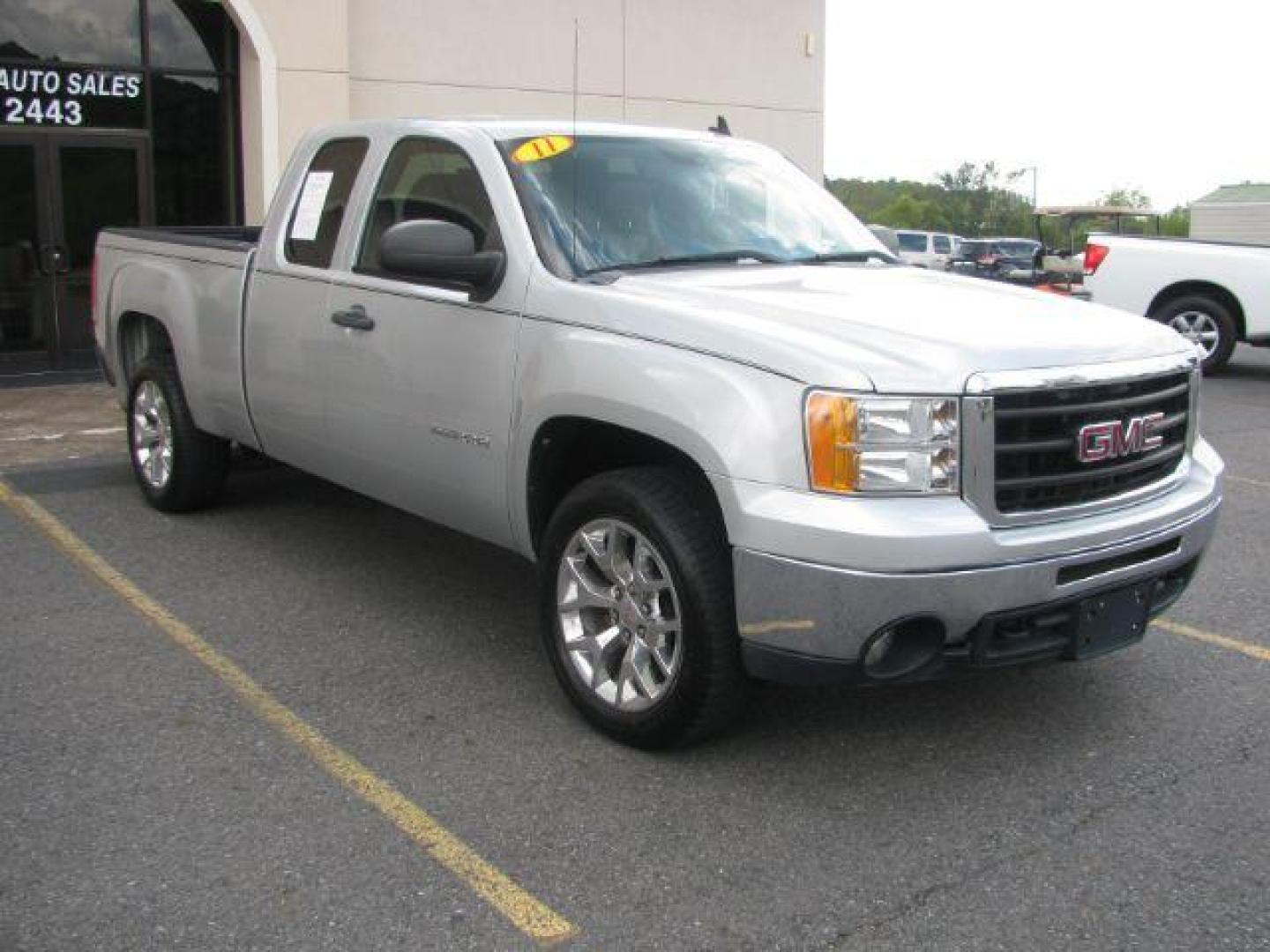 2011 Silver GMC Sierra 1500 SLE Ext. Cab 2WD (1GTR1VE02BZ) with an 5.3L V8 OHV 16V FFV engine, 6-Speed Automatic transmission, located at 2443 Albert Pike, Hot Springs, AR, 71913, (501) 623-6255, 34.492222, -93.109993 - Photo#6