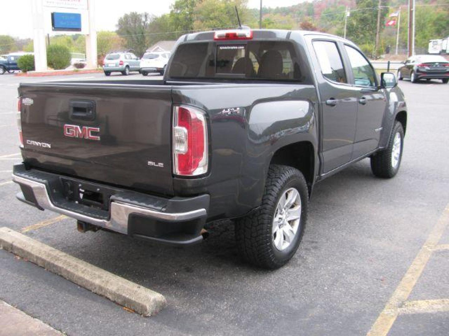 2016 Gray GMC Canyon SLE Crew Cab 4WD (1GTG6CE35G1) with an 3.6L V6 DOHC 24V engine, 6-Speed Automatic transmission, located at 2443 Albert Pike, Hot Springs, AR, 71913, (501) 623-6255, 34.492222, -93.109993 - Photo#3