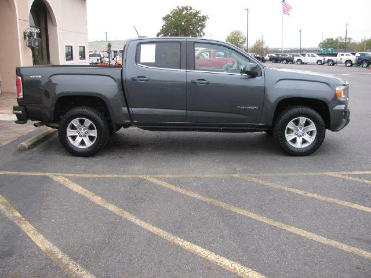 2016 Gray GMC Canyon SLE Crew Cab 4WD (1GTG6CE35G1) with an 3.6L V6 DOHC 24V engine, 6-Speed Automatic transmission, located at 2443 Albert Pike, Hot Springs, AR, 71913, (501) 623-6255, 34.492222, -93.109993 - Photo#4