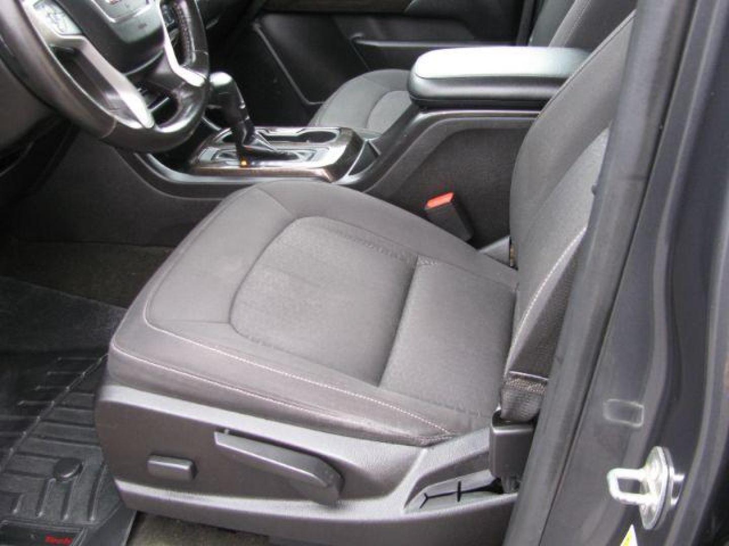 2016 Gray GMC Canyon SLE Crew Cab 4WD (1GTG6CE35G1) with an 3.6L V6 DOHC 24V engine, 6-Speed Automatic transmission, located at 2443 Albert Pike, Hot Springs, AR, 71913, (501) 623-6255, 34.492222, -93.109993 - Photo#8