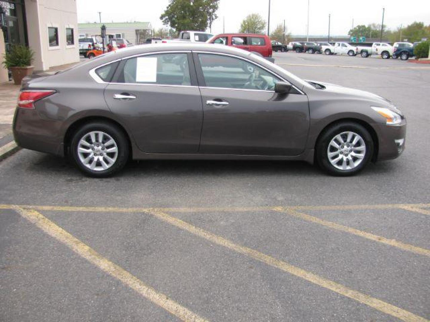 2015 Tan Nissan Altima 2.5 (1N4AL3AP2FN) with an 2.5L L4 DOHC 16V engine, Continuously Variable Transmission transmission, located at 2443 Albert Pike, Hot Springs, AR, 71913, (501) 623-6255, 34.492222, -93.109993 - Photo#4