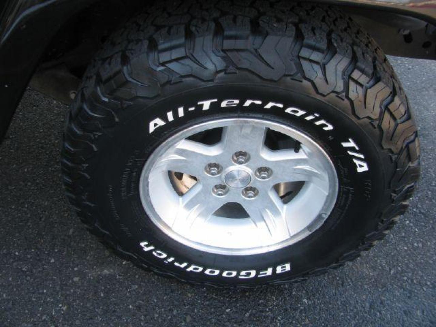 2005 Black Jeep Wrangler X (1J4FA39S95P) with an 4.0L L6 OHV 12V engine, located at 2443 Albert Pike, Hot Springs, AR, 71913, (501) 623-6255, 34.492222, -93.109993 - Photo#6
