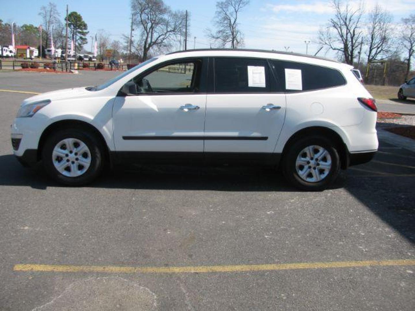 2014 White Chevrolet Traverse LS FWD (1GNKRFKD2EJ) with an 3.6L V6 DOHC 24V engine, 6-Speed Automatic transmission, located at 2443 Albert Pike, Hot Springs, AR, 71913, (501) 623-6255, 34.492222, -93.109993 - Photo#1